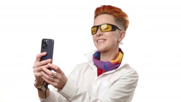Radosny Aktywista Lgbt Poświęca Chwilę Aby Zrobić Sobie Selfie Kolorowy — Wideo stockowe