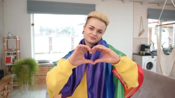 Eine Fröhliche Lesbische Frau Projiziert Liebe Und Lgbtq Unterstützung Während — Stockvideo