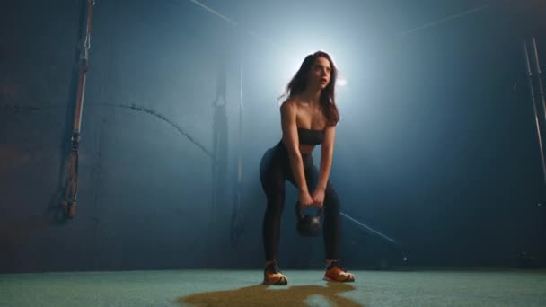 视频蒙太奇许多特写和宽镜头圆形训练年轻的女运动员在一个烟熏的健身房在轮廓寒冷的光线 女孩从瓶子里喝水 — 图库视频影像