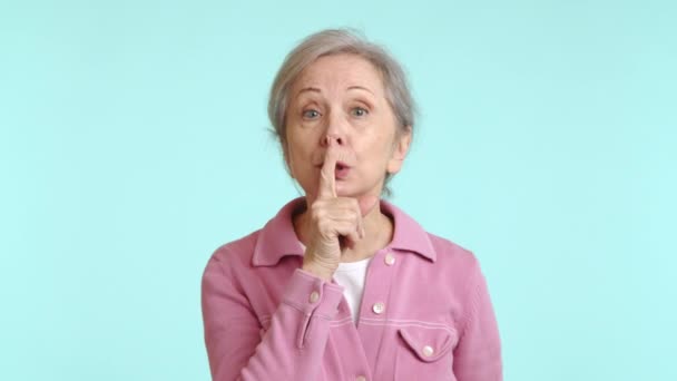 Komplexní Dospělá Žena Jemnou Naléhavostí Signalizuje Ticho Tím Položí Prst — Stock video