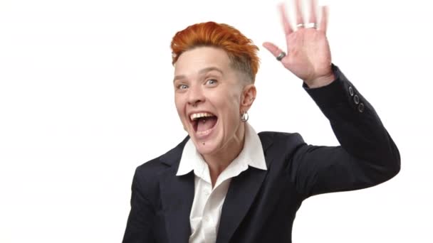 Entuzjastyczna Lesbijska Bizneswoman Formalnym Garniturze Gesty Zapraszają Polubienia Subskrypcje Promując — Wideo stockowe