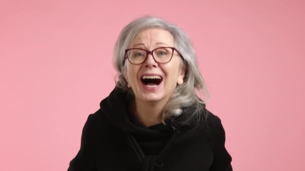 Egy Idősebb Hölgy Nevetése Tölti Keretet Szeme Pasztell Rózsaszín Háttéren — Stock videók