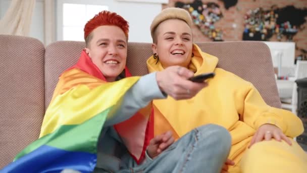 레즈비언 커플은 그들의 거실에서 매혹적인 텔레비전 리모컨 그들의 자부심을 Lgbt — 비디오
