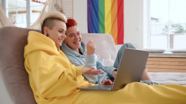 부부는 아늑한 순간을 공유하고 집에서 노트북으로 영화를 친밀하고 연결되어 스토리라인에 — 비디오
