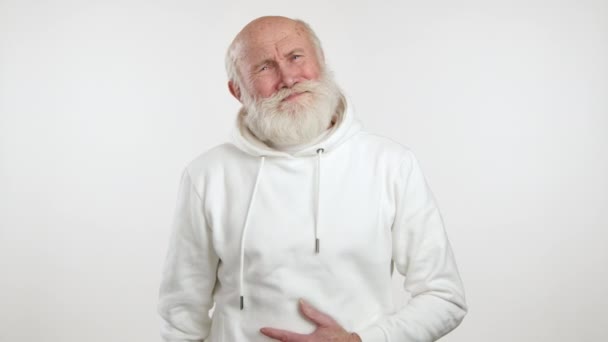 Nesta Filmagem Homem Idoso Capuz Branco Mostrado Segurando Seu Estômago — Vídeo de Stock
