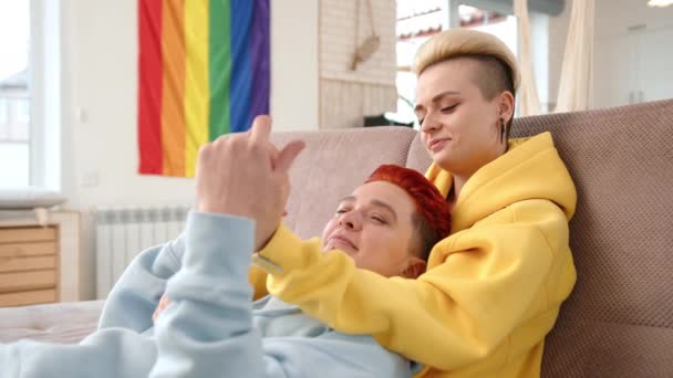 Acogedor Sofá Una Pareja Lesbianas Comparte Momento Cariñoso Tocando Suavemente — Vídeo de stock