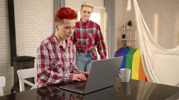 Spontánním Projevu Náklonnosti Lesbická Žena Překvapivě Obejme Svého Partnera Zezadu — Stock video