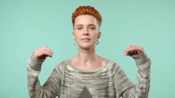 Солидная Лесбиянка Яркими Рыжими Волосами Пирсингом Лице Поднимает Руки Медитативной — стоковое видео