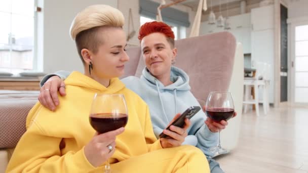 Intimiteten Hemma Fångas Vackert När Ett Lesbiskt Par Njuter Lugn — Stockvideo