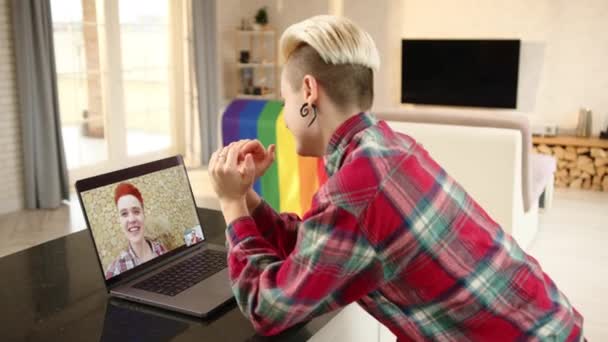 Due Donne Una Relazione Lesbica Condividono Una Conversazione Profonda Amorevole — Video Stock