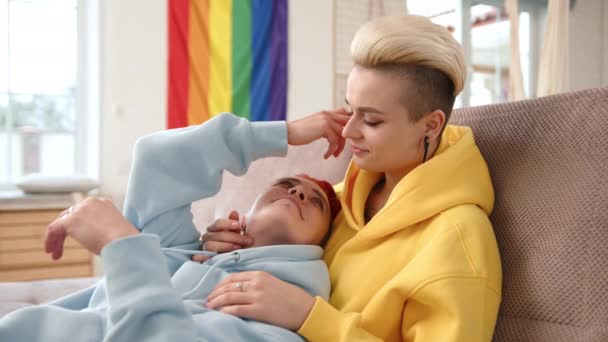 Kameralna Pogodna Lesbijska Para Cieszy Się Spokojną Chwilą Kanapie Splecione — Wideo stockowe