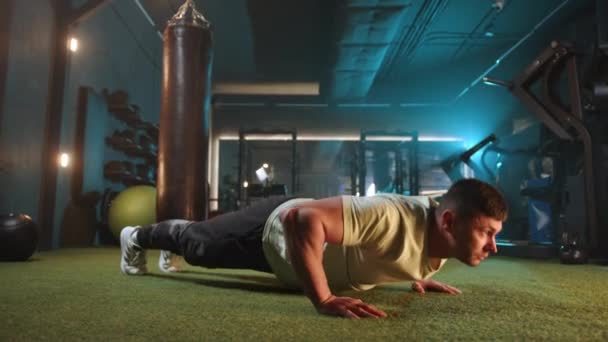 Pria Berdedikasi Melakukan Push Dalam Pengaturan Gym Vintage Menampilkan Daya — Stok Video