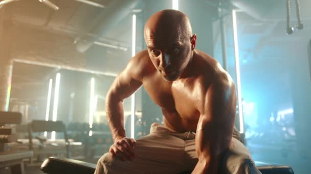 Мускулистый Лысый Мужчина Занимается Интенсивной Тренировкой Тренажерном Зале Выполняя Одноручные — стоковое видео