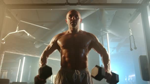 만들어진 대머리 남자는 무거운 체육관 설정에서 상승에 강렬한 피트니스 헌신과 — 비디오