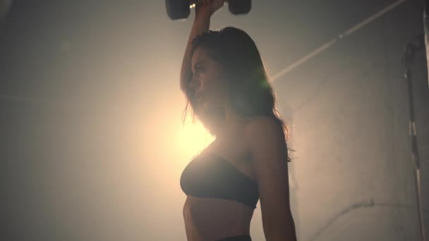 따뜻한 캐스팅 태양으로 장비에 여자는 헤드를 피트니스에 그녀의 헌신을 보여주는 — 비디오