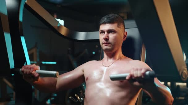 Ein Ernsthafter Und Fokussierter Mann Macht Fitnessstudio Eine Brustfliege Übung — Stockvideo