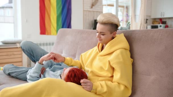 Eine Herzerwärmende Szene Spielt Sich Als Ein Lesbisches Paar Einen — Stockvideo