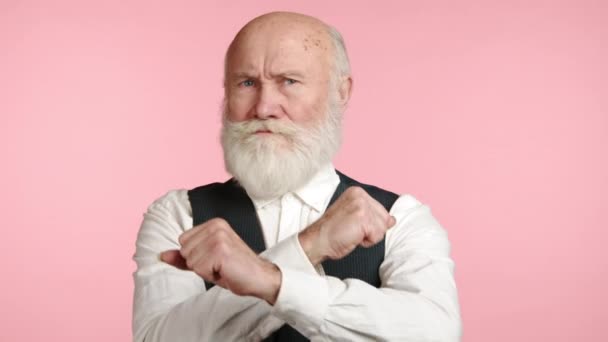 명확한 표현을 남자는 부드러운 분홍색 배경에 견고함과 권위의 감각을 전통적인 — 비디오