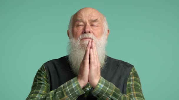 Задумчивый Пожилой Человек Соединяет Руки Молитвенной Позе Надеждой Глядя Вверх — стоковое видео