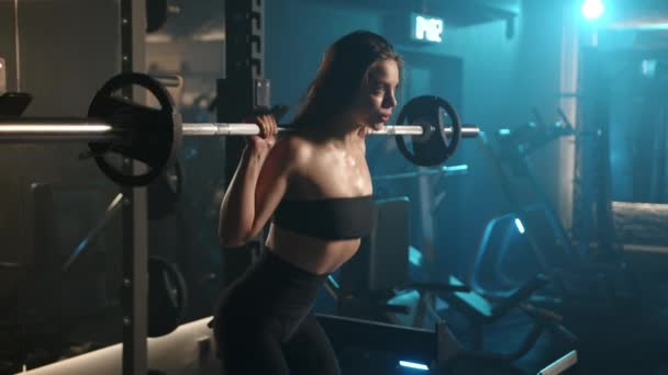 Seorang Wanita Sebuah Gym Melakukan Jongkok Barbel Dengan Bentuk Yang — Stok Video