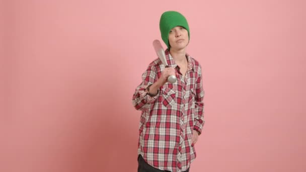 Mulher Lésbica Jovem Confiante Gorro Verde Camisa Quadriculada Segurando Taco — Vídeo de Stock