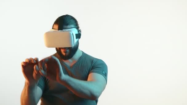 Inmerso Paisaje Digital Hombre Con Auriculares Acerca Para Explorar Las — Vídeo de stock