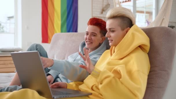 Занимаясь Цифровыми Исследованиями Лесбийская Пара Проводит Время Вместе Поисках Контента — стоковое видео
