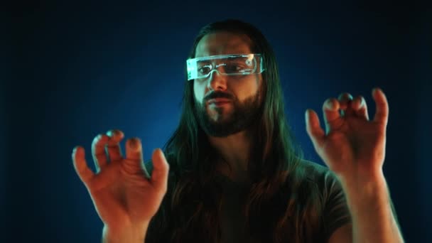Człowiek Wyjątkowo Długimi Włosami Łączy Się Najnowocześniejszym Interfejsem Cyberpunkowym Jego — Wideo stockowe