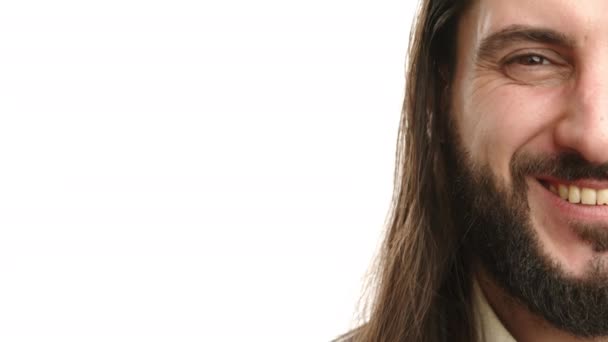Портрете Изображено Уверенное Полулицо Человека Длинными Темными Волосами Полной Бородой — стоковое видео