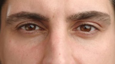Güçlü bir yakın çekim bir adamın anlamlı gözlerini yakalıyor, karmaşık duygular ve insan ifadesinin özünü aktarıyor. Kamera 8K HAM.