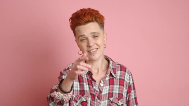 Otwarta Lesbijka Promieniująca Radością Szachownicowej Koszuli Figlarne Gesty Wołają Mnie — Wideo stockowe