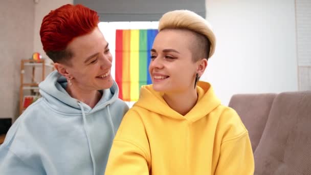 Scenă Emoționantă Desfășoară Timp Lesbiană Prezintă Ecografie Camerei Timp Partenera — Videoclip de stoc