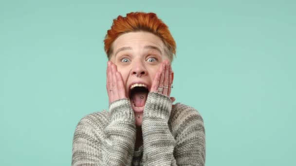 Lesba Očima Poutavými Zrzavými Vlasy Vykazuje Živý Výraz Překvapení Radosti — Stock video