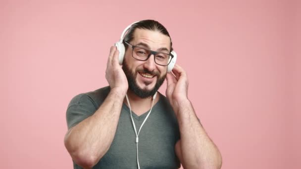 Ενθουσιασμένος Από Ρυθμό Ένας Ακτινοβολημένος Άνδρας Ακουστικά Κλείνει Μάτια Του — Αρχείο Βίντεο
