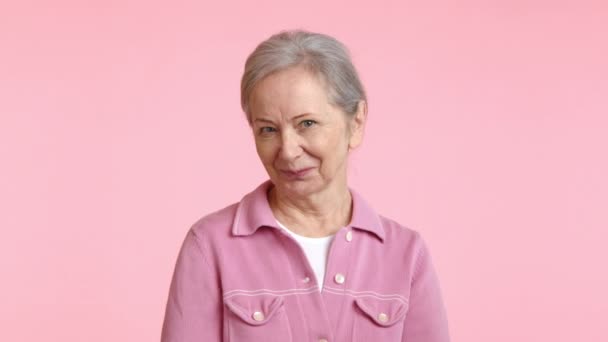 Счастливая Пожилая Женщина Розовой Куртке Тепло Улыбается Глаза Мерцают Радости — стоковое видео