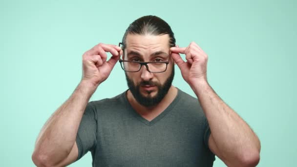 Şık Düşünceli Bir Erkek Düzgün Sakallı Moda Gözlüklerini Dikkatlice Ayarlayan — Stok video