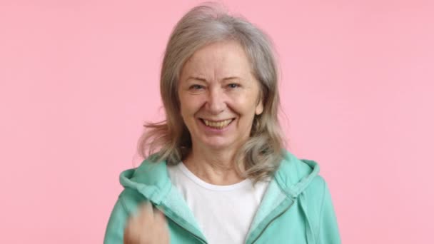 Femeie Vârstă Exuberantă Zâmbet Strălucitor Face Gest Pompă Pumn Victorios — Videoclip de stoc