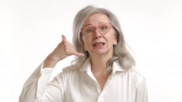 Tillgänglig Äldre Kvinna Glasögon Får Mig Att Kalla Mig Handsignal — Stockvideo