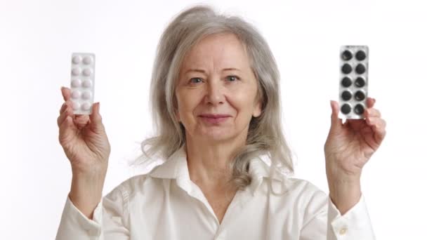 Starsza Kobieta Prezentuje Wybór Tabletek Swoich Rękach Zapraszając Nas Uważnego — Wideo stockowe