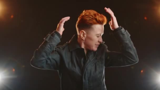 Lesbijka Jeansowej Kurtce Ucieleśnia Entuzjazm Radość Gdy Energicznie Tańczy Blasku — Wideo stockowe