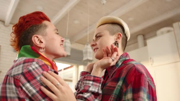 Intim Omfamning Fångar Kärlekens Kärna Mellan Ett Lesbiskt Par Med — Stockvideo