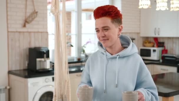 Milující Lesbička Přináší Svému Partnerovi Šálek Kávy Sdílející Něžný Ranní — Stock video