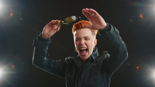 Una Exuberante Persona Lgbtq Celebra Con Una Medalla Brillante Mano — Vídeo de stock