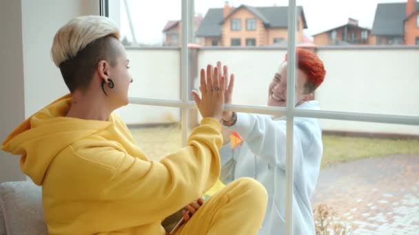 Sarı Kapüşonlu Genç Bir Kadının Ellerini Pencereden Uzatarak Dışarıdaki Kızıl — Stok video