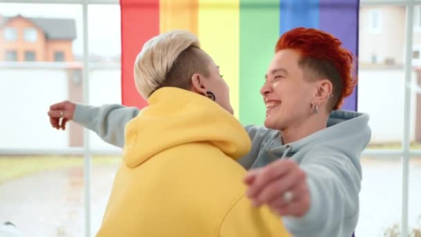 レズビアンカップルは暖かい抱擁を共有し 1人の少女が誇らしげにカメラに指輪を差し出し コミットメントを象徴しています カメラ Raw — ストック動画