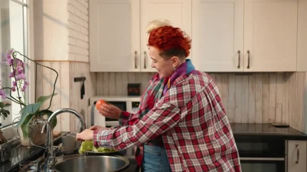 Zabawny Intymny Moment Słonecznej Kuchni Jak Jedna Dziewczyna Myje Warzywa — Wideo stockowe