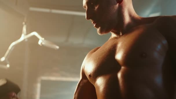Ein Muskulöser Bodybuilder Einer Gelassenen Turnhalle Konzentriert Sich Auf Seine — Stockvideo