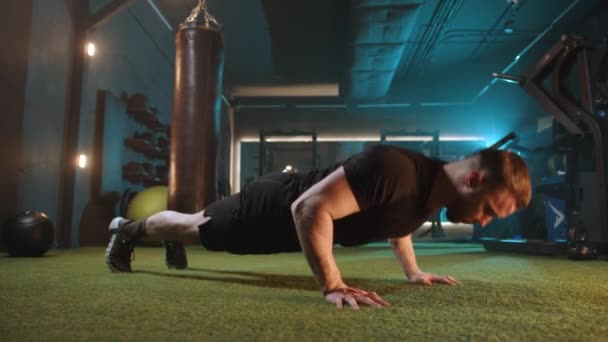 Een Atletische Man Diep Gericht Het Opbouwen Van Zijn Bovenlichaam — Stockvideo