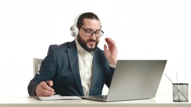 Mavi Takım Elbiseli Organize Bir Adamı Dizüstü Bilgisayarı Üzerinde Çalışırken — Stok video