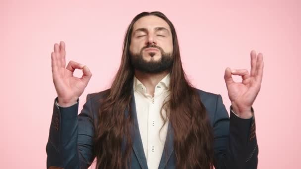 Ein Besonnener Geschäftsmann Mit Auffallend Langen Glatten Haaren Tiefer Meditation — Stockvideo